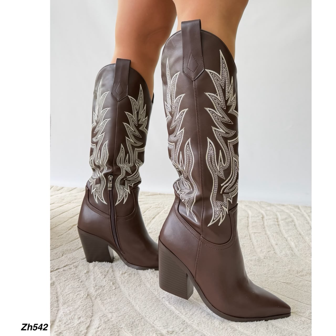 Bota texana café detalles blanco tacon 9cm HX3371-B0218